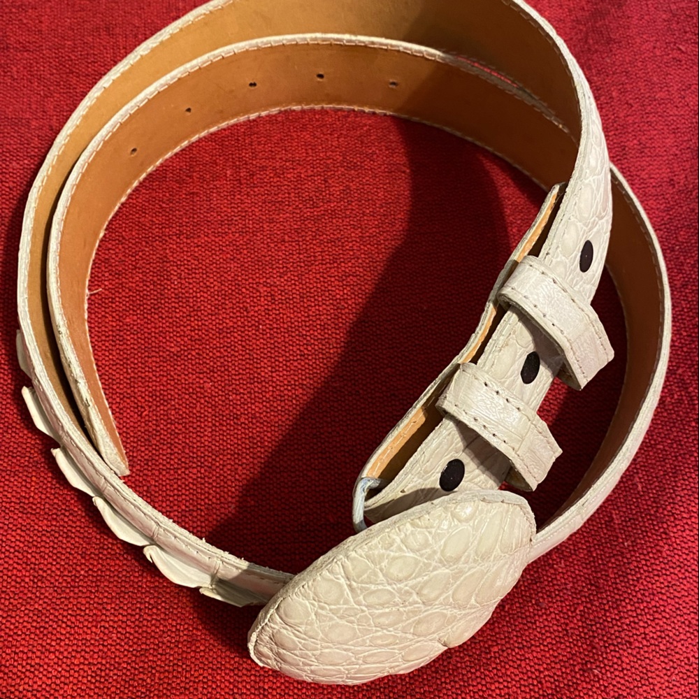 Crocodile belt in off white